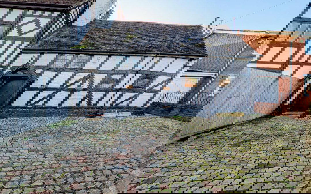 WYRE COURT COTTAGE BEWDLEY £250,000